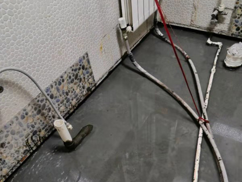衛(wèi)生間閉水試驗：防水施工驗收，需要進行兩次閉水試驗。但是沒有規(guī)定兩次閉水試驗都是在什么時候做，所以不同地區(qū)、不同裝修公司，做兩次試驗的時間也不同。常見兩種做法： 1.第一次防水試驗在防水層施工完成，保護層施工之前進行，這種做法可以及早找出防水層施工的錯誤，并及時進行改正。 第二次防水試驗在保護層施工完成后進行，這一次試驗也是業(yè)主、物業(yè)對防水工程的驗收。 2.第一次防水試驗在防水完全施工后（保護層也施工完成），驗收也是在此時進行。 第二次防水試驗在地面、潔具施工完成后（入住前）。這樣做的好處，是可以檢查在地面施工時，是否對防水層造成了破壞。 無論使用哪種做法，在發(fā)現(xiàn)防水施工錯誤之后，應立刻進行維修。且維修后應該重新做兩次閉水試驗。